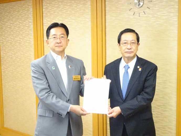 写真：要望書受領の様子