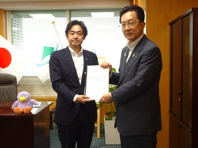 穂坂泰 環境大臣政務官写真