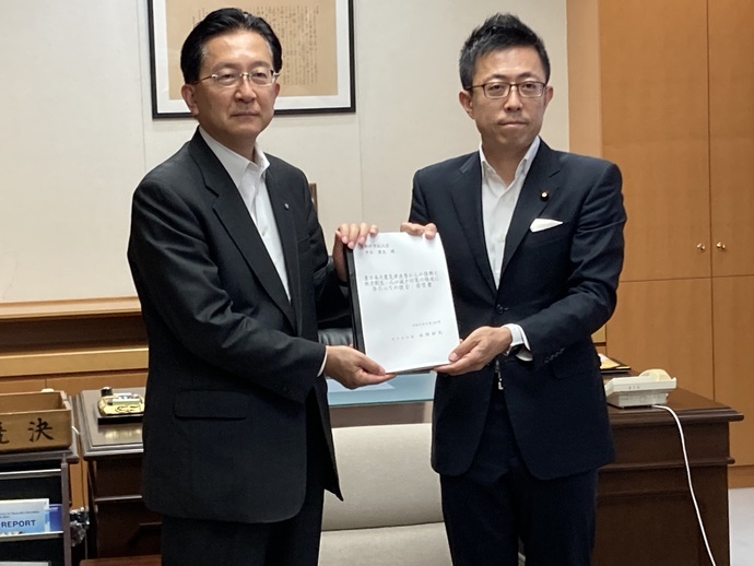 文部科学省 井出庸生 副大臣 写真