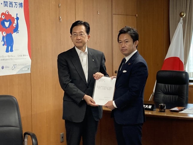経済産業省 中谷真一 副大臣 写真