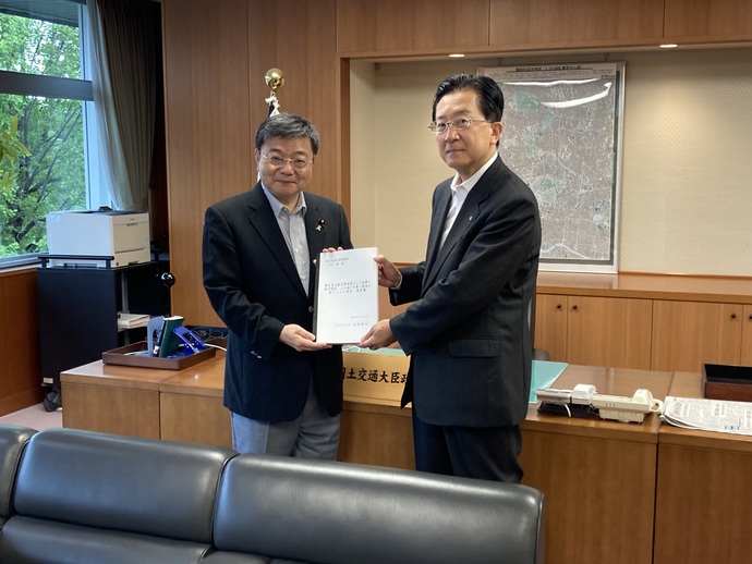 国土交通省　古川康 大臣政務官 写真