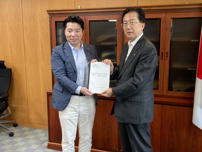 厚生労働省 伊佐進一 副大臣 写真