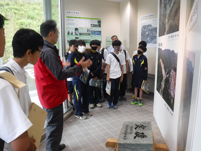 展示室説明の様子