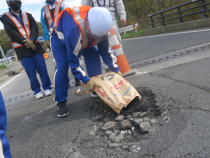 アスファルト舗装の穴埋め体験の様子