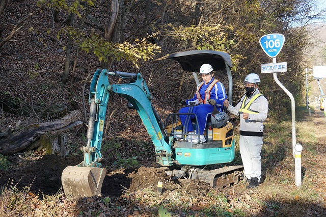 小型バックホウで堆積土砂の撤去を体験の様子