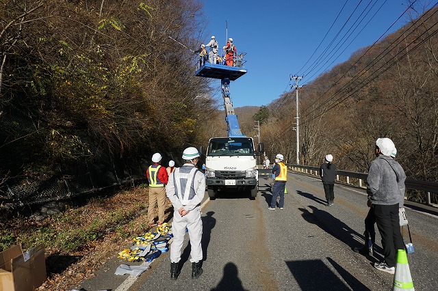 車両の通行の支障となっている木の伐採を体験している様子