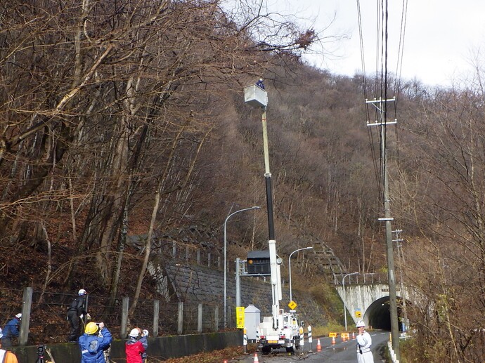 東北電力NWが電線付近の枝切り