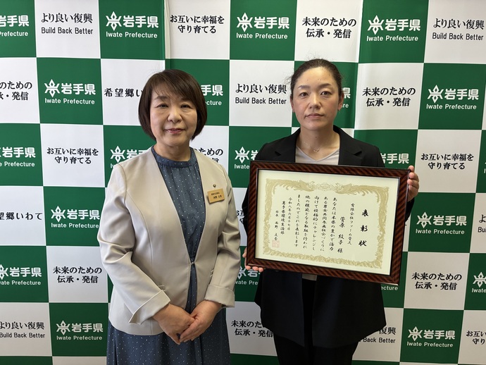 左：大畑光宏環境生活部長、中：角田詩織様、右：吉田碧愛様