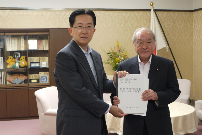 財務省 鈴木俊一 大臣 写真