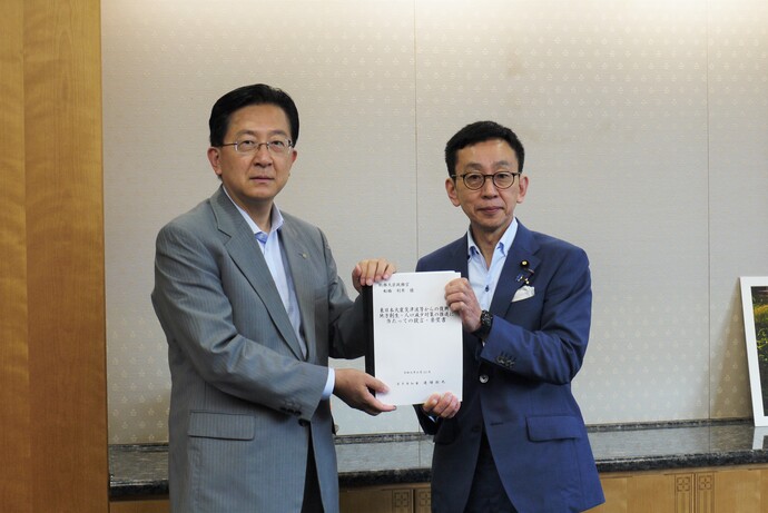 総務省 船橋利実 大臣政務官 写真