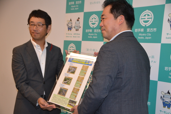 記念品贈呈(JR東日本盛岡支社)写真