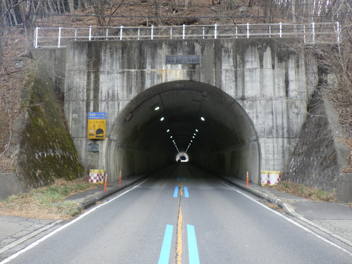 08トンネルなど幅員狭小区間への路面標示の設置状況(西家第一トンネル付近)