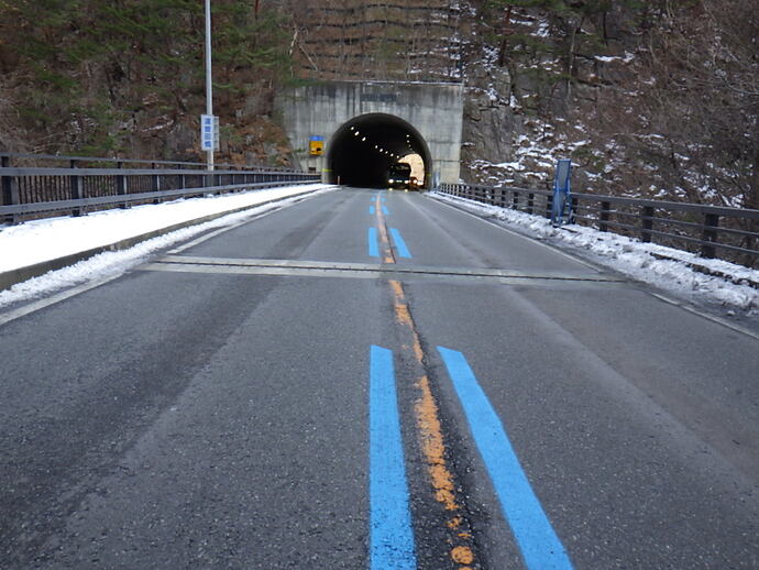09トンネルなど幅員狭小区間への路面標示の設置状況(達曽部橋)