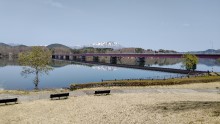御所湖広域公園繋大橋南園地から見る御所湖と繋大橋、岩手山の景観