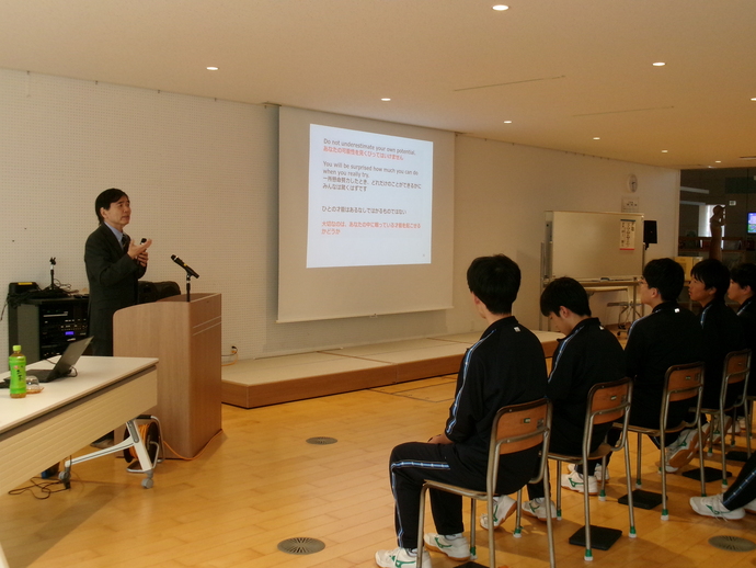 高田東中学校での講演の様子