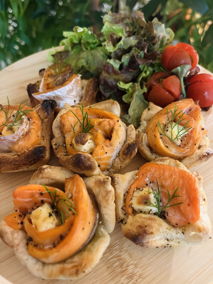 県産サーモンとクリームチーズのミニパイ