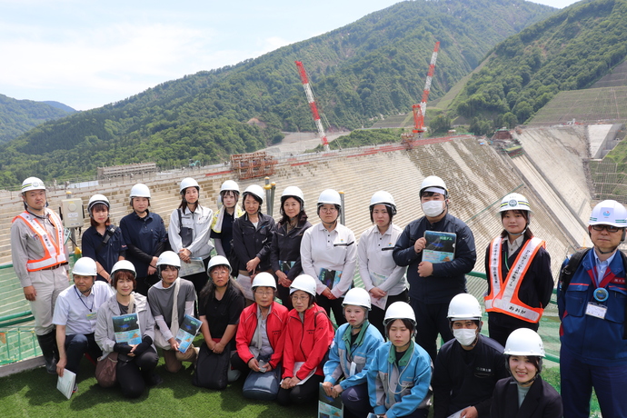 【令和7年6月13日掲載】けんせつ小町部会で、秋田県東成瀬村「成瀬ダム工事」先進事例現場見学会を開催しました！