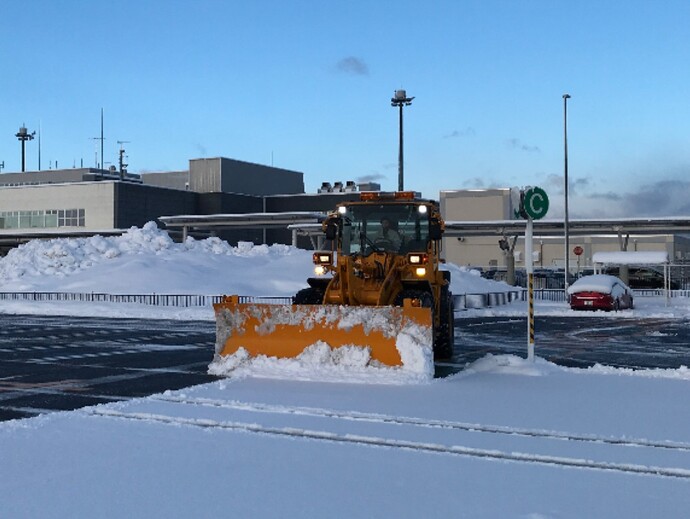 【令和8年2月4日掲載】花巻空港除雪隊が活躍中！ホイールドーザーはターミナルビル駐車場やバス・タクシープールなどの狭い場所で活躍しています