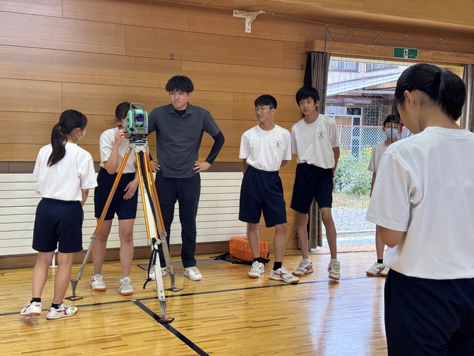 【令和7年8月19日掲載】盛岡市立巻堀中学校2年生を対象に、測量体験を実施しました！