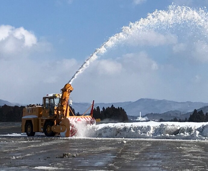【令和8年1月28日掲載】花巻空港除雪隊が活躍中！ロータリー除雪車は、滑走路や誘導路の端部へ寄せた雪を遠くへ飛ばす除雪車両です