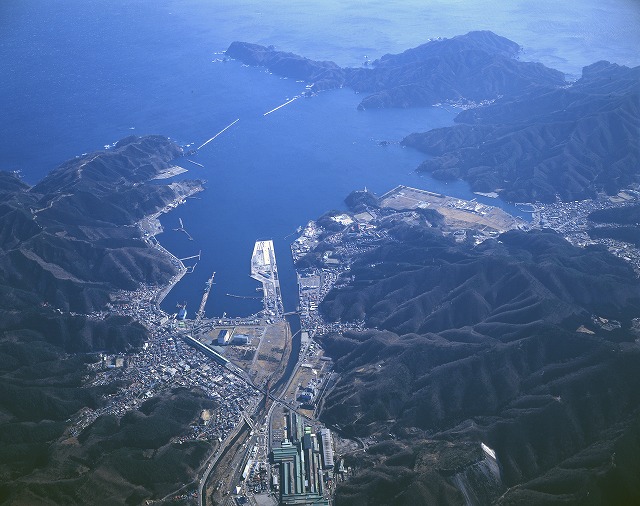 【令和8年1月22日掲載】釜石港は、大正11年（1922年）に内務省の指定港湾となる前から国営製鉄所により発展し、昭和9年（1934年）に県内初の開港場となりました