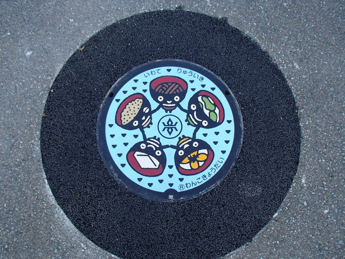 【令和8年5月7日掲載】流域下水道デザインマンホール蓋が岩手県庁舎 正面駐車場に！