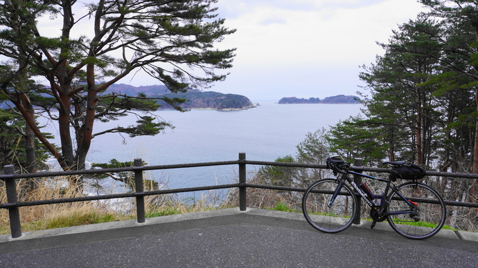 【令和8年5月15日掲載】望郷いわて景観フォトコンテスト2025に応募いただいた作品を紹介します！～サイクリングルート部門：展望台からの三陸海岸（山田町船越 四十八坂展望台）