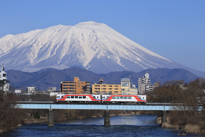 【令和8年5月22日掲載】希望郷いわて景観フォトコンテスト2025に応募いただいた作品を紹介します！～景観部門：冬の岩手山と三鉄（盛岡市夕顔瀬橋の上）