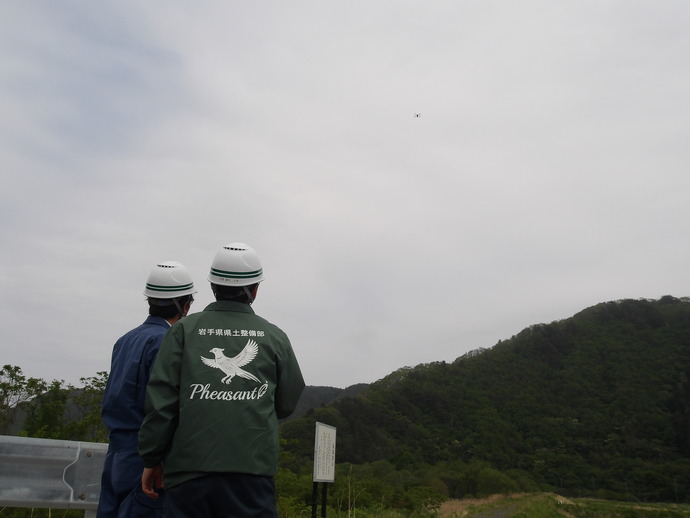 【令和8年7月1日掲載】堤防を空から点検  岩泉土木センターではドローンを活用した河川の堤防点検に取り組んでいます！